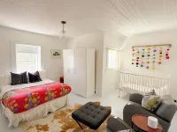 Dickson Marfa House - Spacious 7-Bedroom Vacation Rental + Events