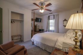 Moore House Inn & Cabins