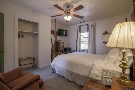 Moore House Inn & Cabins