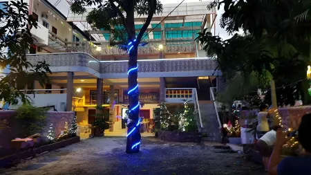 Sir Williams Lodge & Beach Resort Отели рядом с достопримечательностью «Zambales Destination»