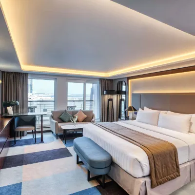 Queen Elizabeth 2 Hotel Hotels near Titanic