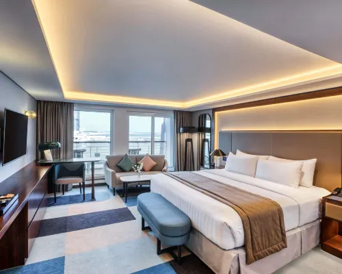 Queen Elizabeth 2 Hotel Hotels near Titanic