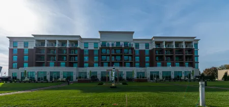 Holiday Inn Owensboro Riverfront Отели рядом с достопримечательностью «H L Neblett Community Center»
