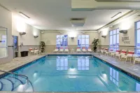 Hampton Inn & Suites by Hilton Red Deer - С бассейном