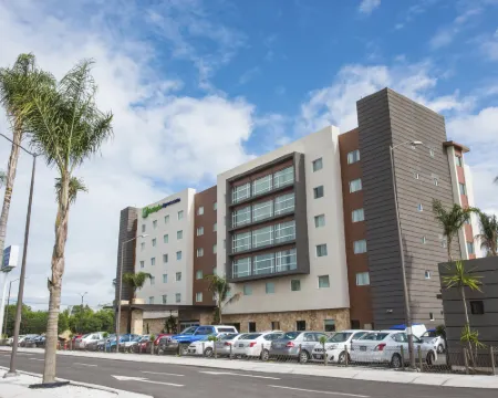 ホリデイ イン エクスプレス & スイーツ セラヤ by IHG セラヤのホテル