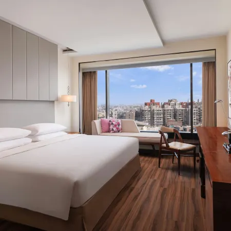 Renaissance Ahmedabad Hotel Отели рядом с достопримечательностью «Торговый центр Alpha One»