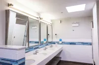 HI Chicago Hostel - 2-Star