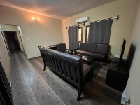 Charming 2 Bedroom Apartment - Quiet , 5mn to beach. Free fast wifi