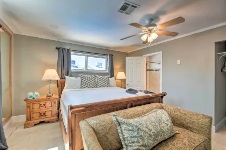 Las Vegas Getaway w/ Patio & Grill: ~3mi to Strip! Отели рядом с достопримечательностью «CSI：The Experience Las Vegas»