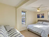 Delafield Vacation Rental Near Lakes and Parks! Hotel di Delafield