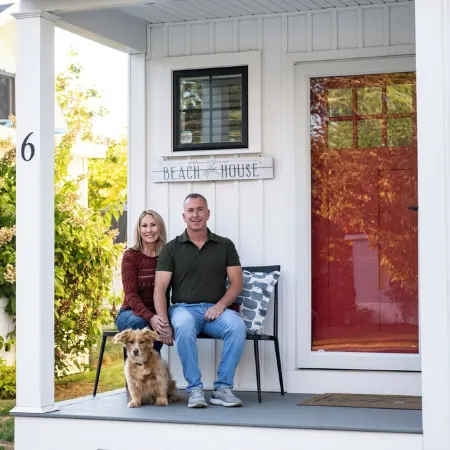 Coastal Spring Retreat• 5 Min to Beach • Dog Friendly • Gas Firepit • Coffee Bar