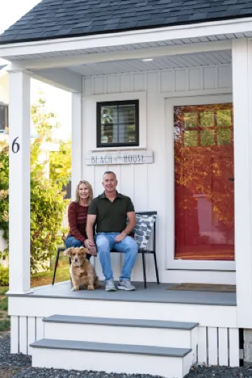 Coastal Spring Retreat• 5 Min to Beach • Dog Friendly • Gas Firepit • Coffee Bar