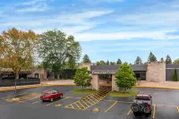 Fairway Inn & Suites - parking