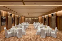 Ramada Encore by Wyndham Indore Nipania - bar