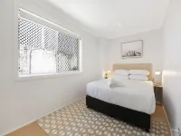 Ground Floor 2-Bed Mermaid Beach Pad with Parking