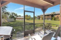 The Gator Escape -Poolside Condo Walk to Tiki Bar