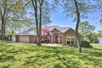 Spectacular Duck Creek Waterfront Retreat w/ Dock! -  Privatzimmer