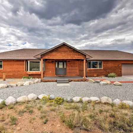 Buena Vista Retreat: 7 Acres & Panoramic Views