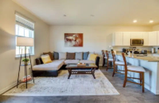 迷人的聯排別墅 < 距動物園和盧雷洞穴1英里！