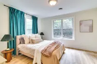 Centrally Located Home ~ Steps to Oxford Square! - 3-نجوم