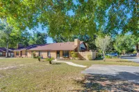 Pensacola Condo w/ Patio by Hospitals & Dining - 3-stjärniga