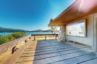 Walk to Water! Foster Lake Family Home w/ Hot Tub - 3성급