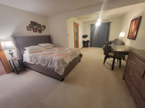 Beautiful comfy five bedroom home sleeps 11+