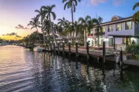 Villa Tropical,  Waterfront location off Las Olas in Seven Isles - 5-Star