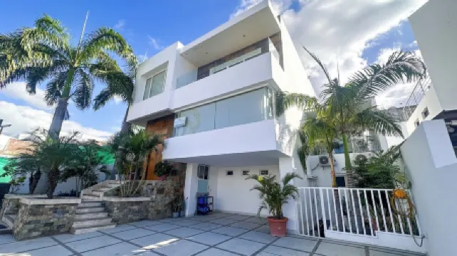 4-bedroom House in Manta with WiFi, AC. Security 24/7