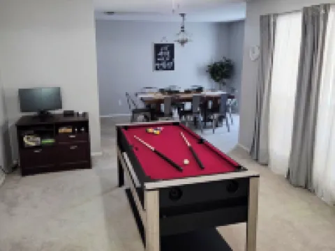 Cozy Pet-Friendly Retreat, Seasonal Pool & Fireplace, Sleeps 10 クリーバーンのホテル