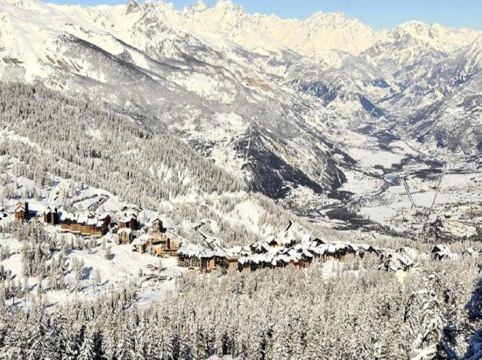 Apartment in Village Center near Slopes