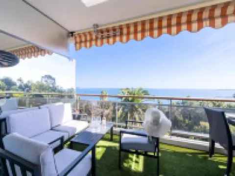 Apartment in Golfe-Juan with Sea Views Hotéis em Vallauris