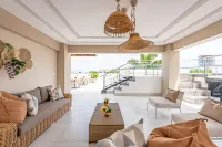 Hotel Stay Here Suites