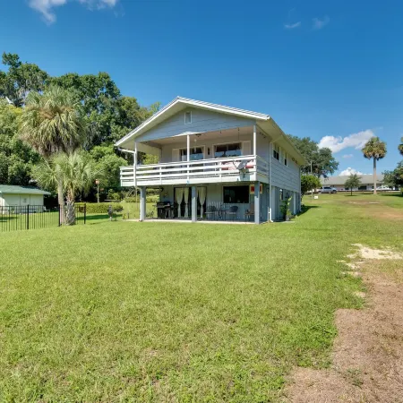 Docks + Balcony: Peaceful River Abode in Dunnellon
