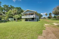 Docks + Balcony: Peaceful River Abode in Dunnellon - 3-stjärniga