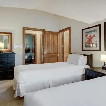 Cozy Mountain 4-Bedroom Retreat in Arrowhead Village 4 Townhouse by RedAwning