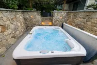 Modern 4BR Escape • w/ Jeep Wrangler • Near Town • Patio, Fire Pit & Hot Tub