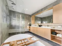 Luxury 5-floor Unit with Ocean Views near Beach - جاكوزي
