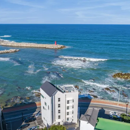 Gangneung Stay Q9 Отели рядом с достопримечательностью «Библиотека «Сунджу»»