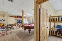Vintage Luxury Creekside Cabin ~ King Bed, Hot Tub, Fire Pit & Game Room, Dog Ok