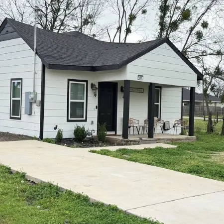 Charming 3-bedroom 2 bathroom  house in Terrell with WiFi and AC