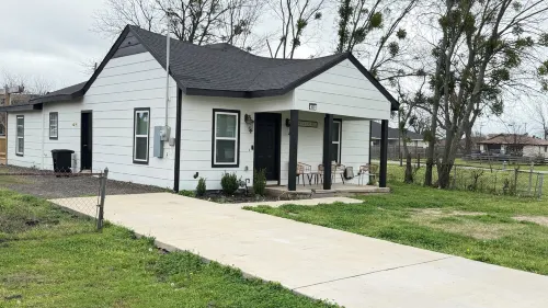 Charming 3-bedroom 2 bathroom  house in Terrell with WiFi and AC