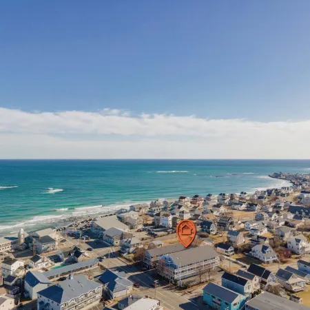 All is Wells Incredible Location! Walk to Beach