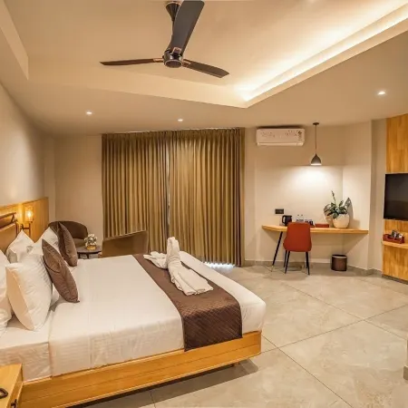 Aura Inn & Suites
