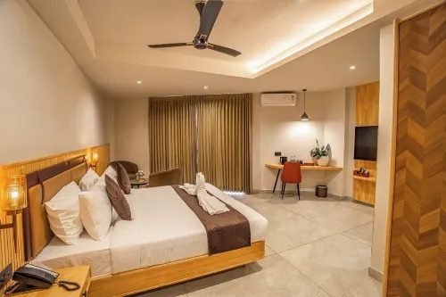 Aura Inn & Suites