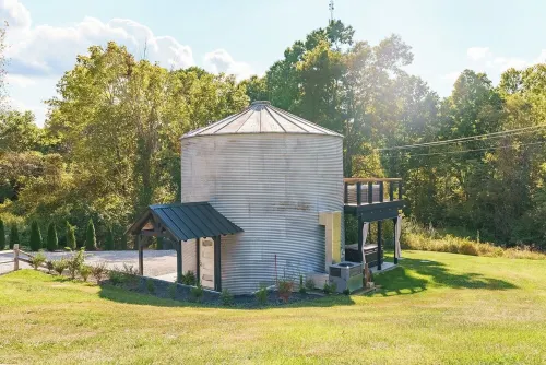 Restored Grain Bin with Hot Tub, King Bed, Vending Machine. Dog-Friendly!