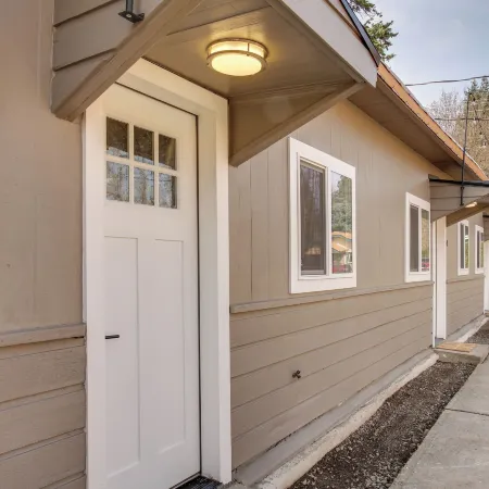 Unit 5: 1-Br w/ Workspace, Quick Hospital Run