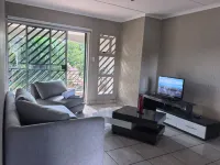 Charming 2-Bedroom Apartment in Johannesburg South - Homestays
