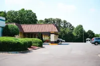 Rodeway Inn - parking