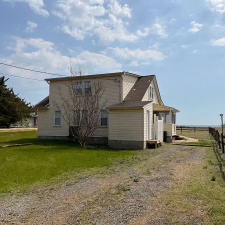 Lusby Beach House -3 BD 2 BA Steps to the Sand